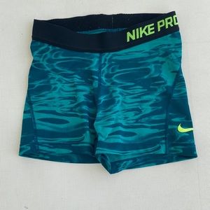 Nike Pro girls Medium